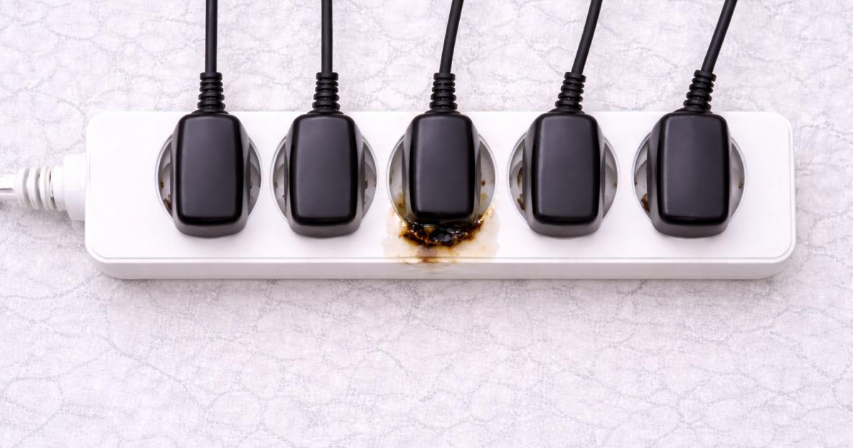 Bovenaanzicht van volle stekkerdoos met warmteschade